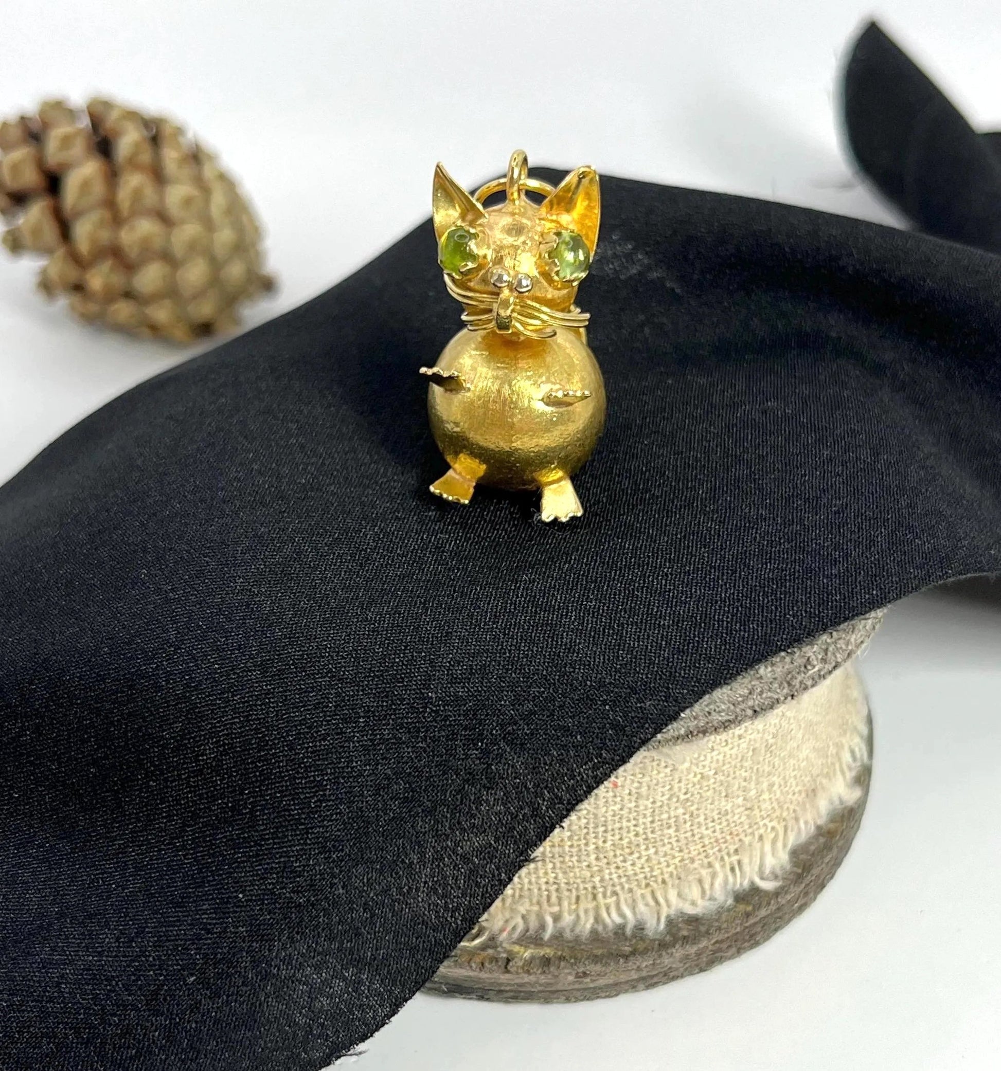 Vintage 18 Carat Yellow Gold Cat Pendant with Peridot Eyes, Circa 1960