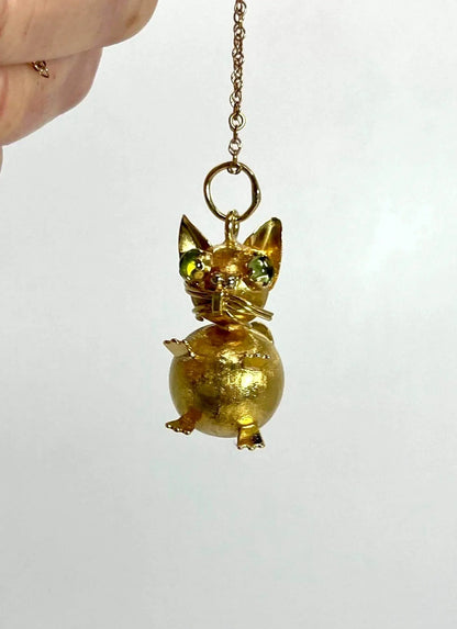 Vintage 18 Carat Yellow Gold Cat Pendant with Peridot Eyes, Circa 1960