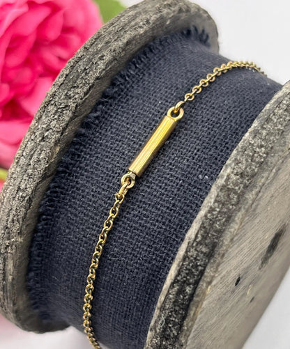 A yellow gold chain with a barrel clasp