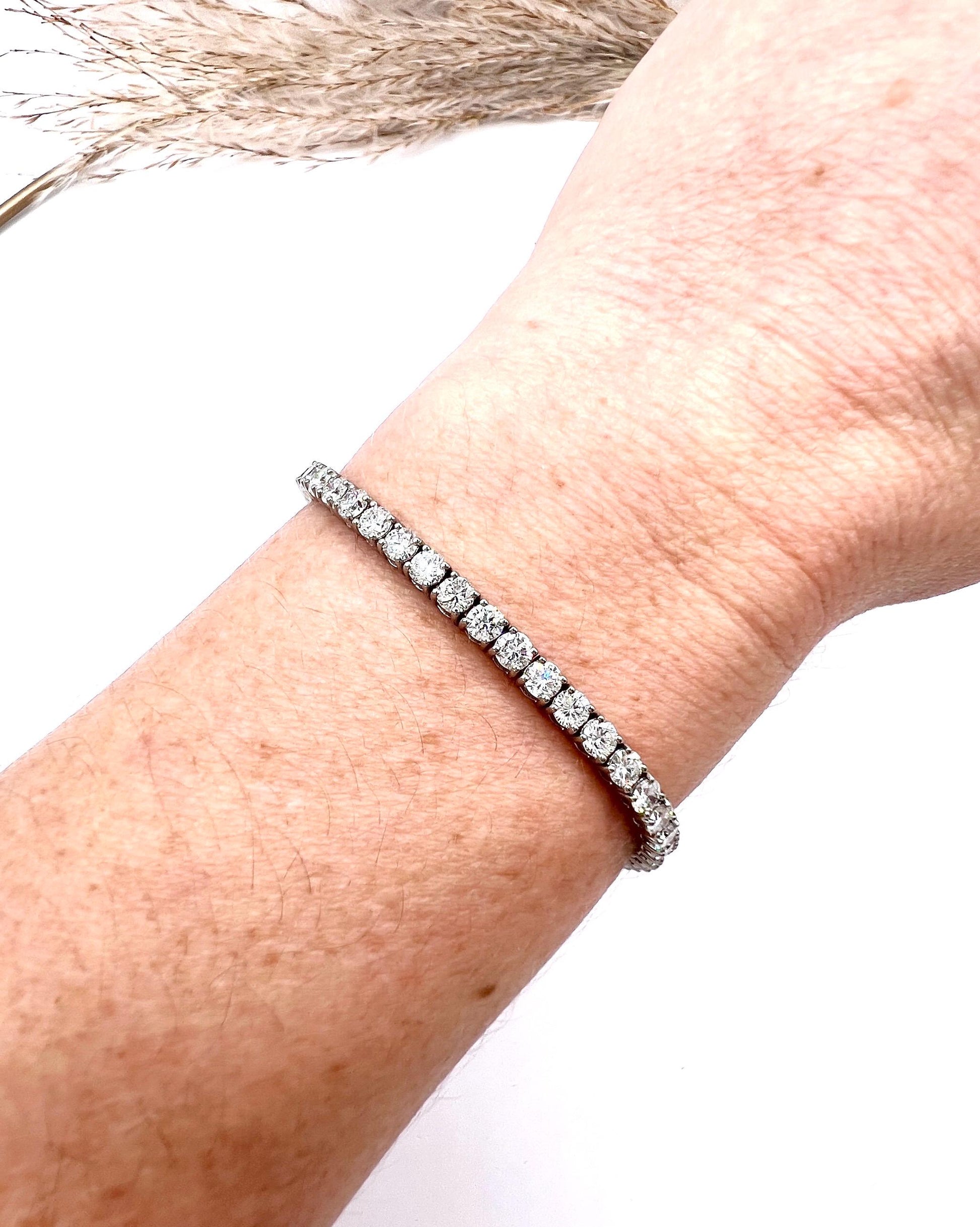 Modern 18 ct White Gold, 5.3 Carat Natural Diamond Tennis Bracelet