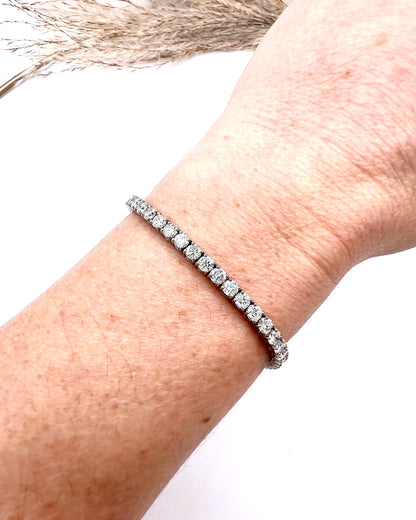 Modern 18 ct White Gold, 5.3 Carat Natural Diamond Tennis Bracelet