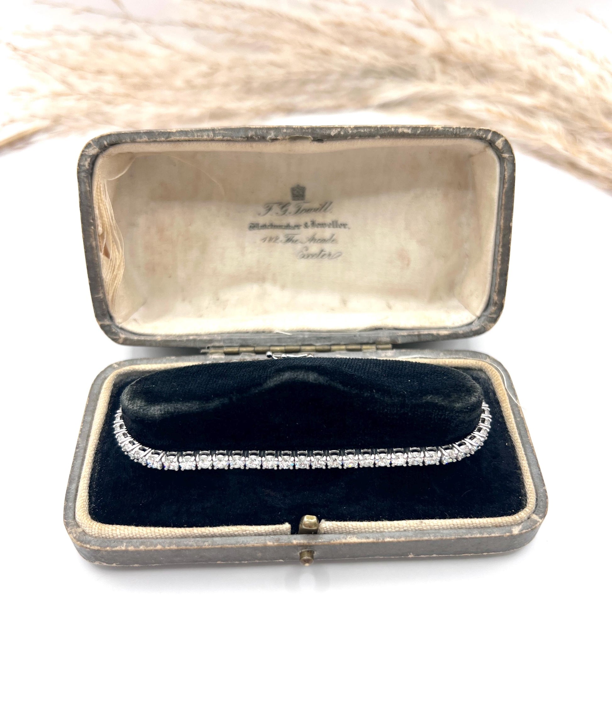 Modern 18 ct White Gold, 5.3 Carat Natural Diamond Tennis Bracelet