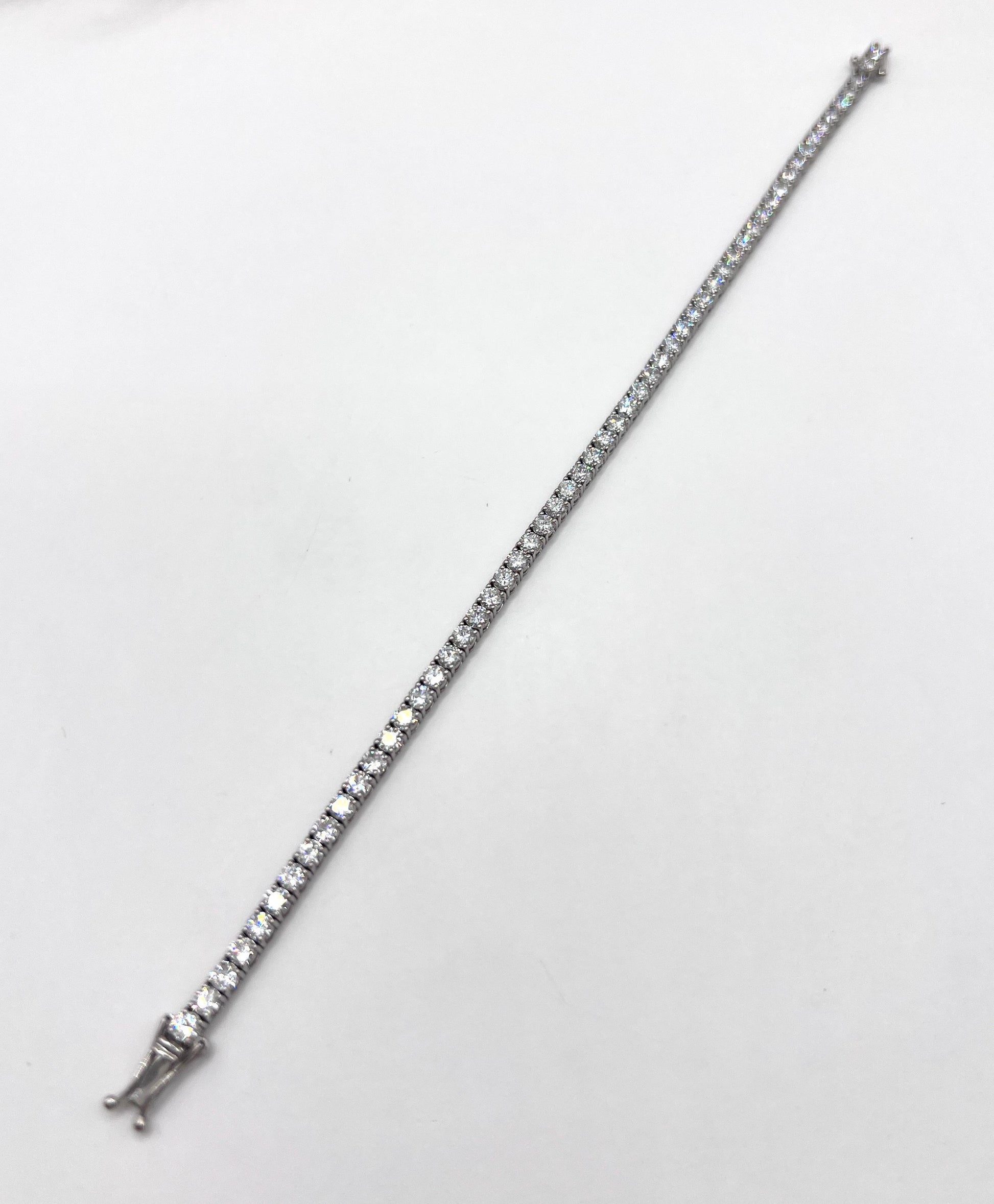 Modern 18 ct White Gold, 5.3 Carat Natural Diamond Tennis Bracelet