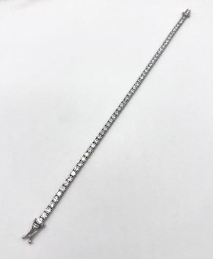Modern 18 ct White Gold, 5.3 Carat Natural Diamond Tennis Bracelet