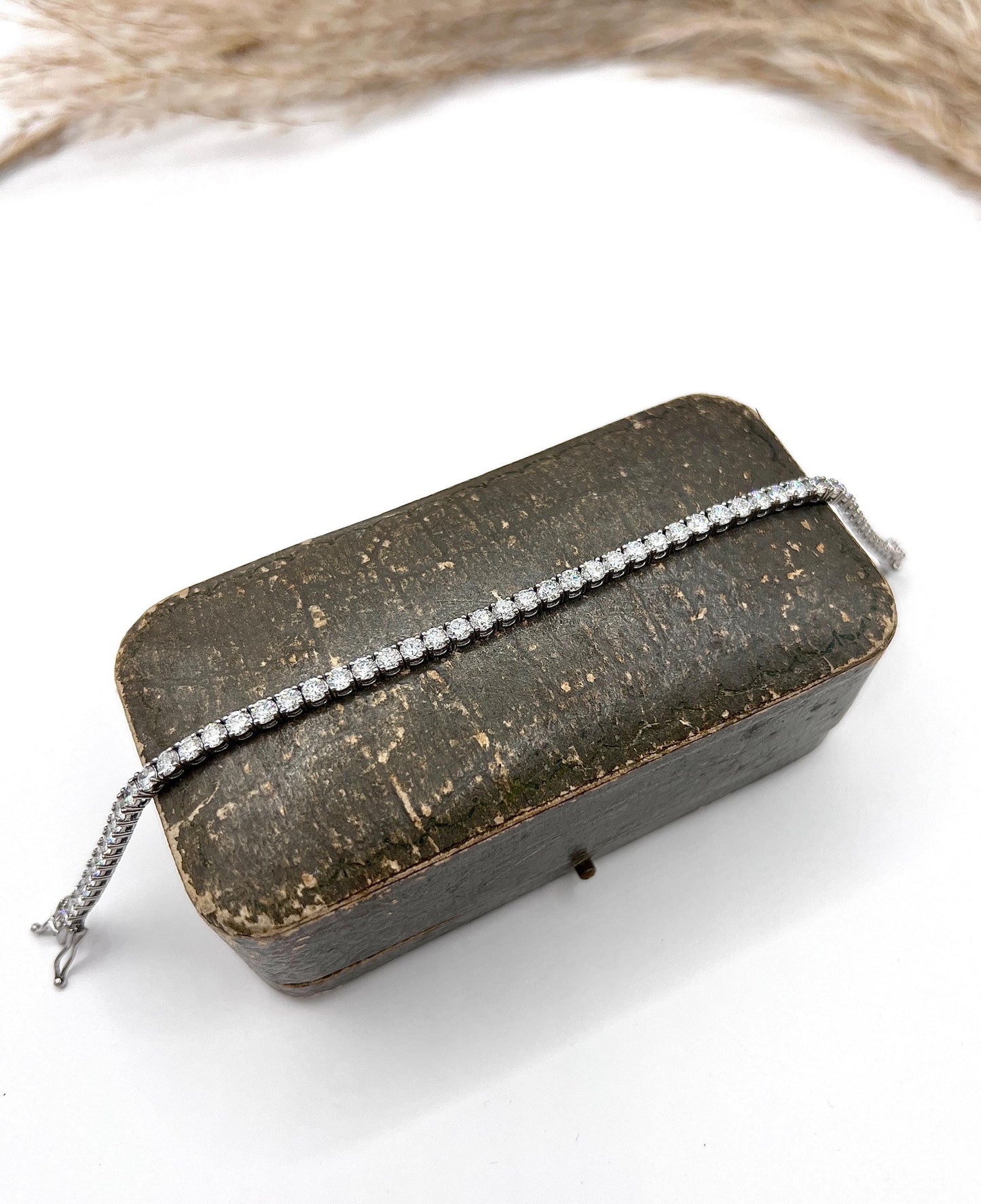 Modern 18 ct White Gold, 5.3 Carat Natural Diamond Tennis Bracelet