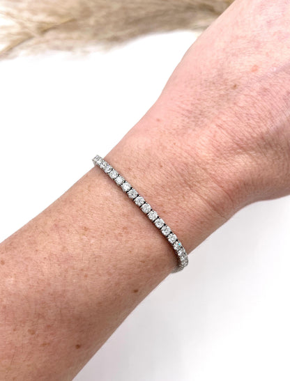 Modern 18 ct White Gold, 5.3 Carat Natural Diamond Tennis Bracelet