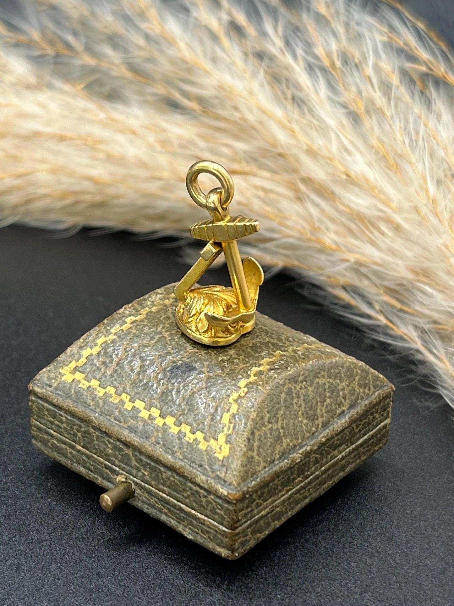 A yellow gold faith, hope and charity fob