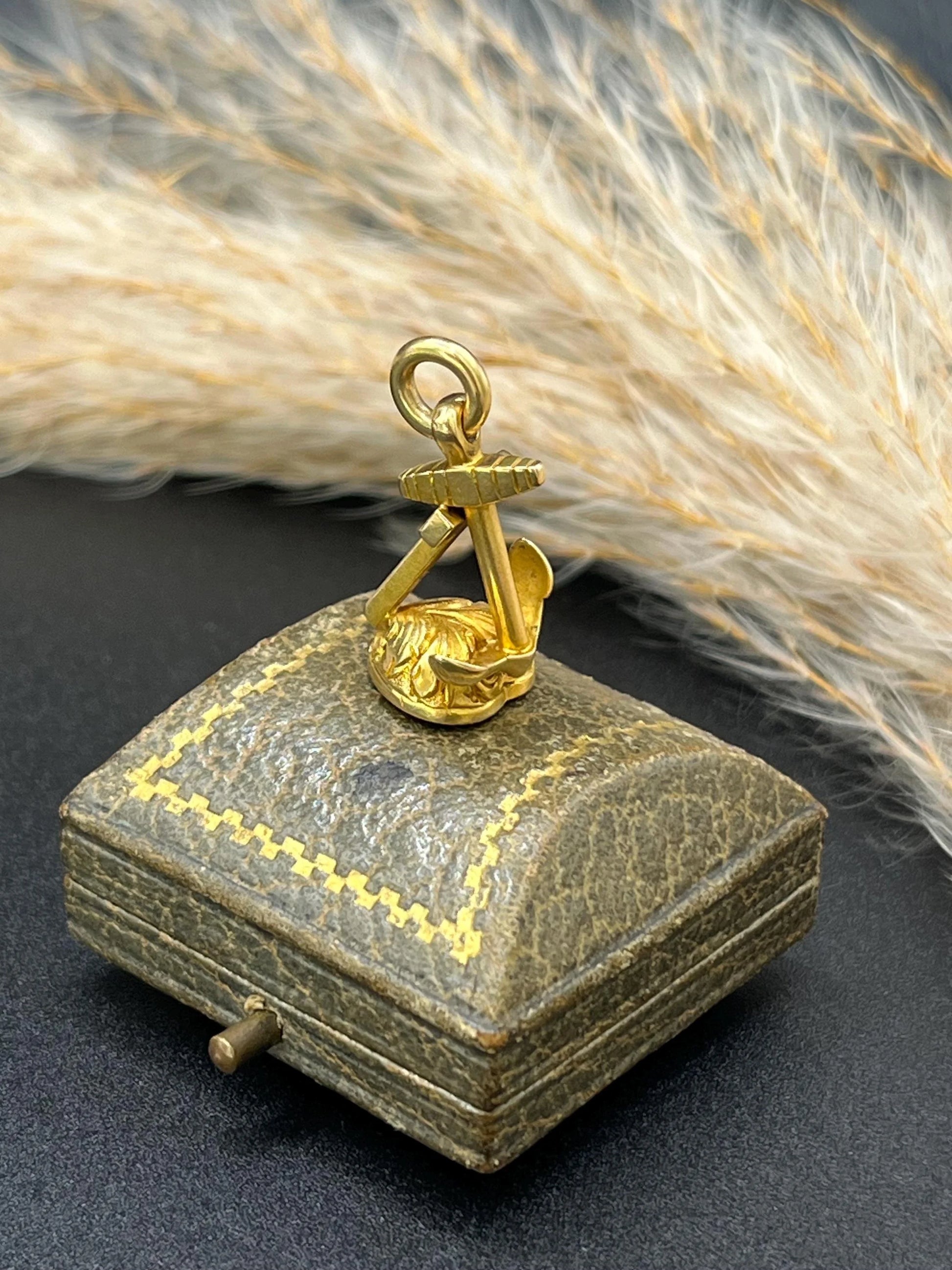 A yellow gold faith, hope and charity fob