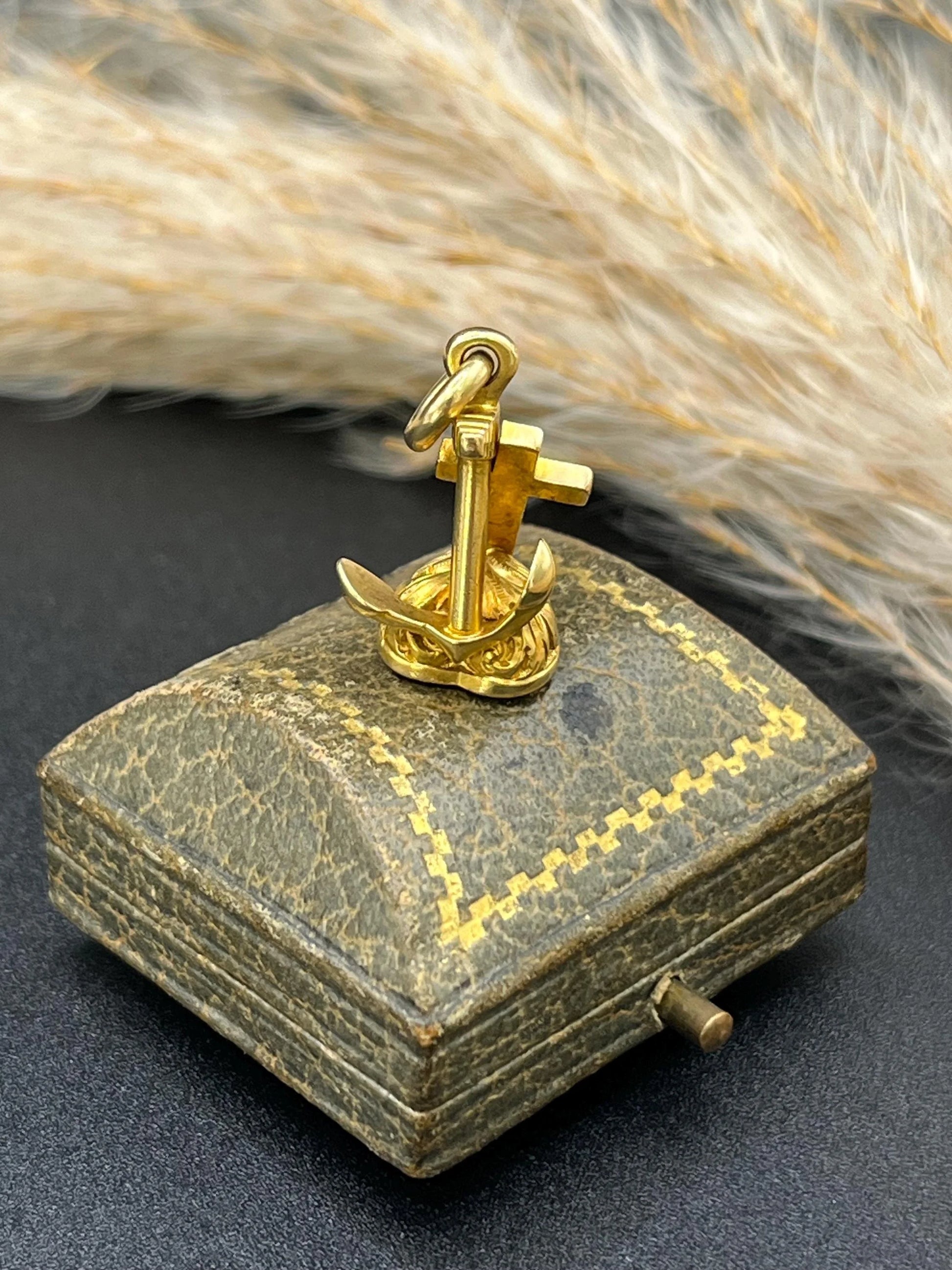 A yellow gold faith, hope and charity fob