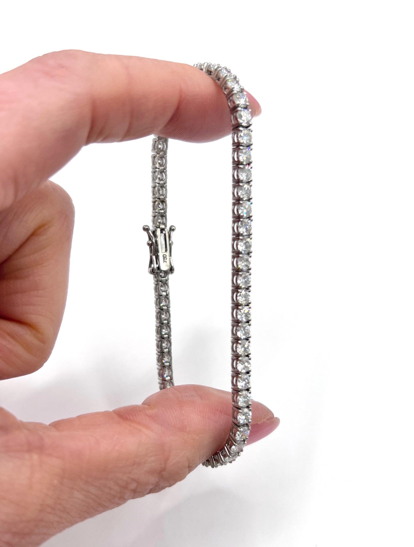 Modern 18 ct White Gold, 5.3 Carat Natural Diamond Tennis Bracelet