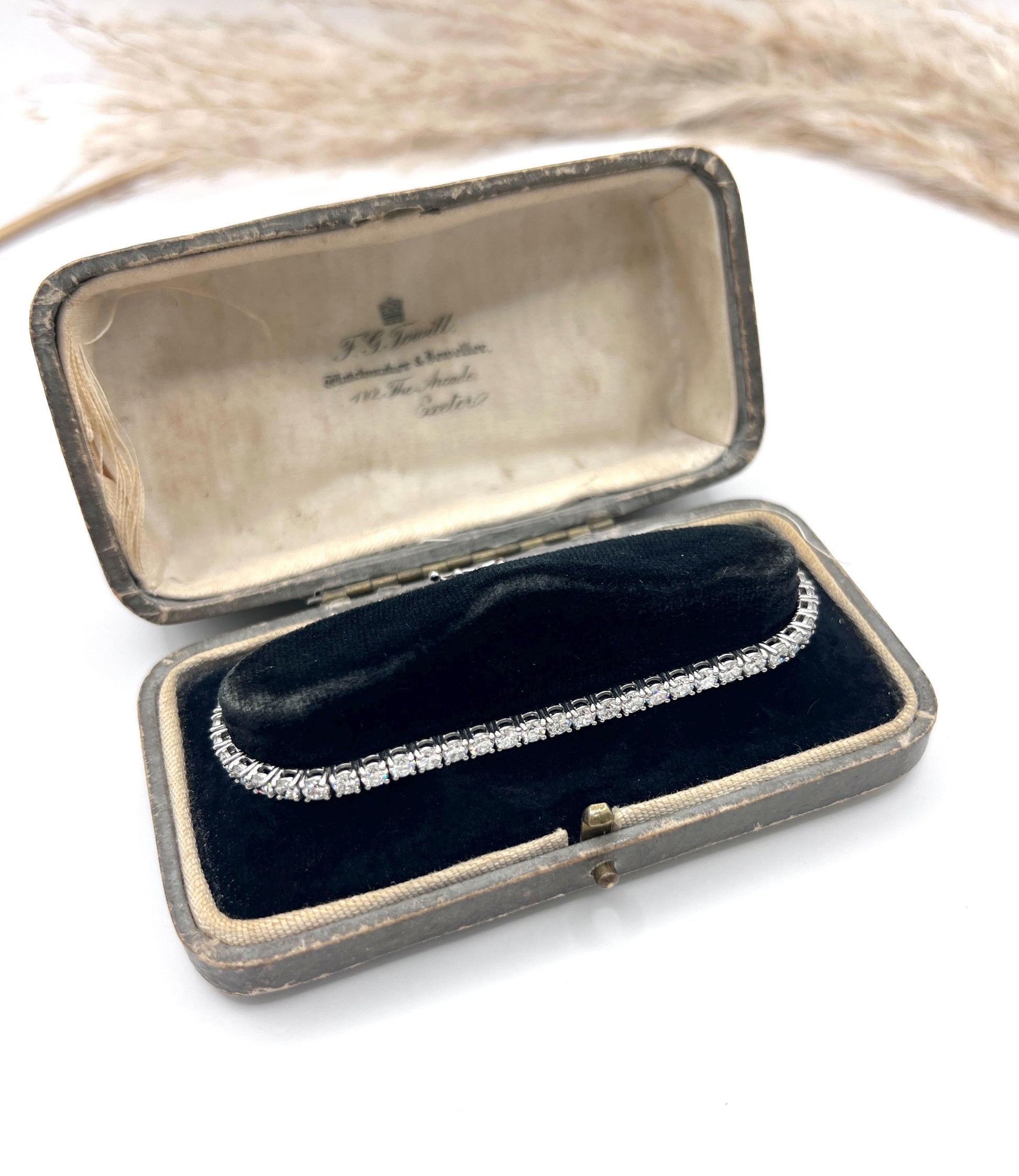 Modern 18 ct White Gold, 5.3 Carat Natural Diamond Tennis Bracelet