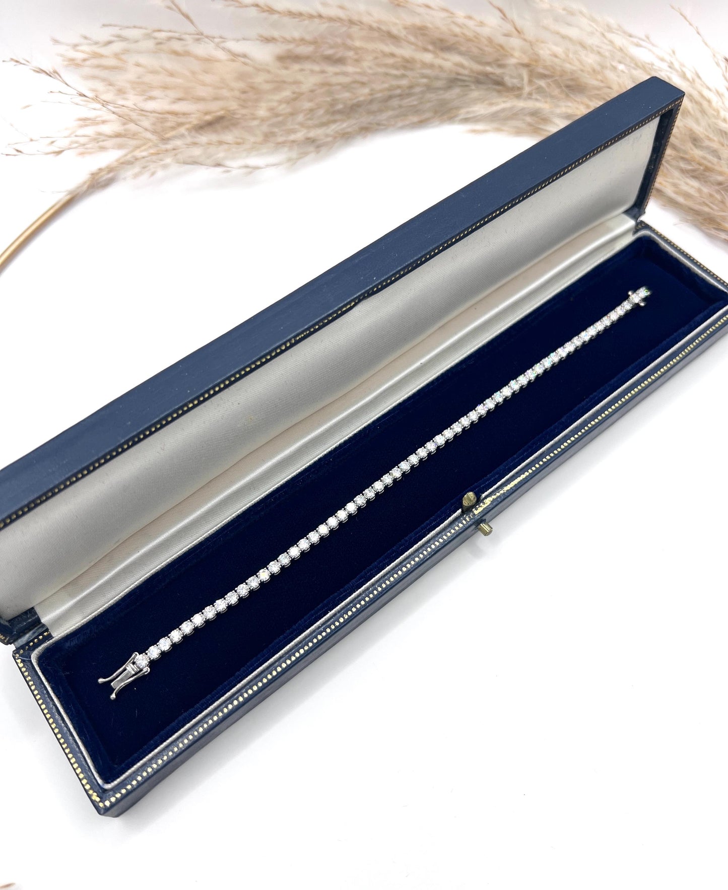 Modern 18 ct White Gold, 5.3 Carat Natural Diamond Tennis Bracelet