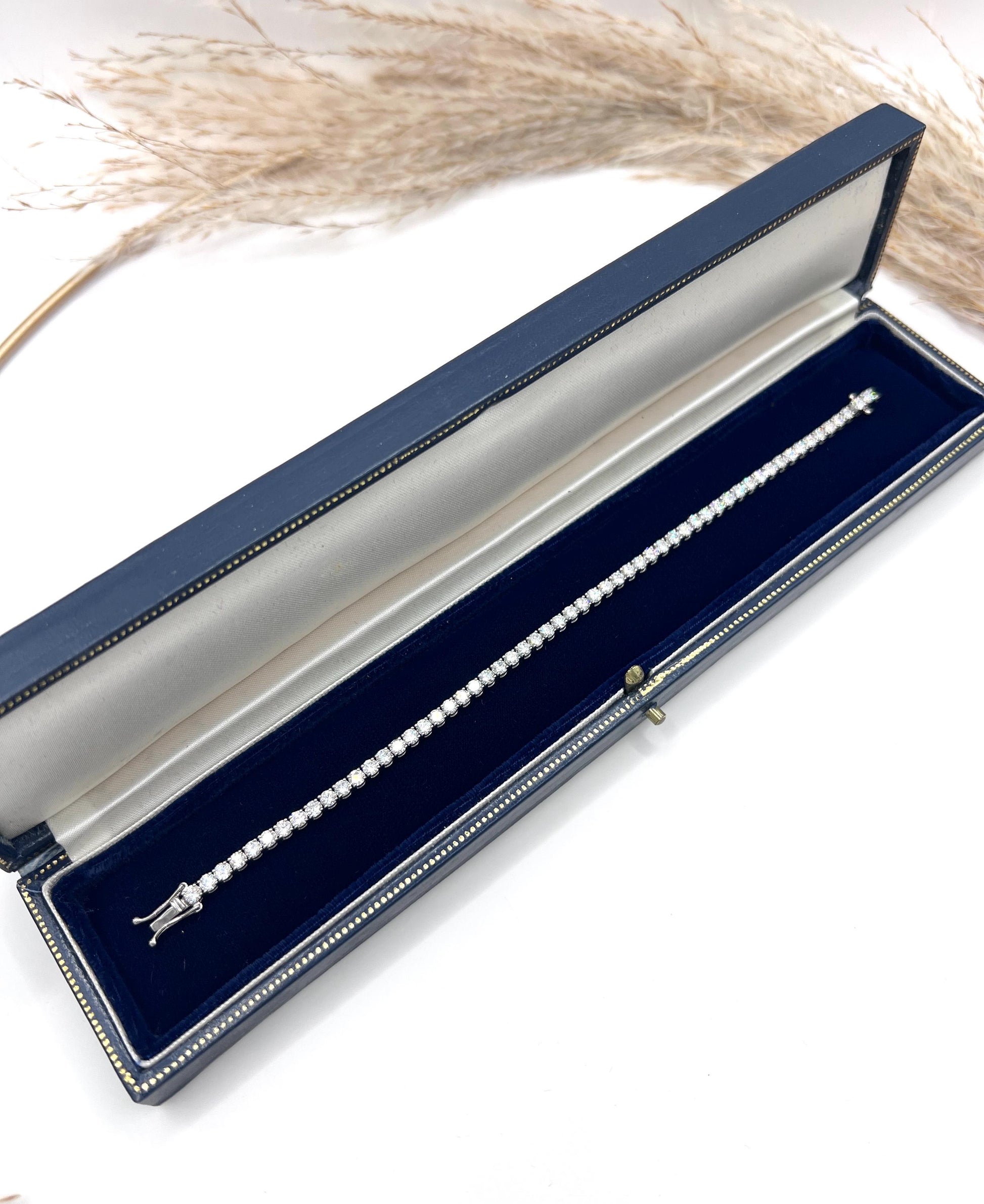 Modern 18 ct White Gold, 5.3 Carat Natural Diamond Tennis Bracelet