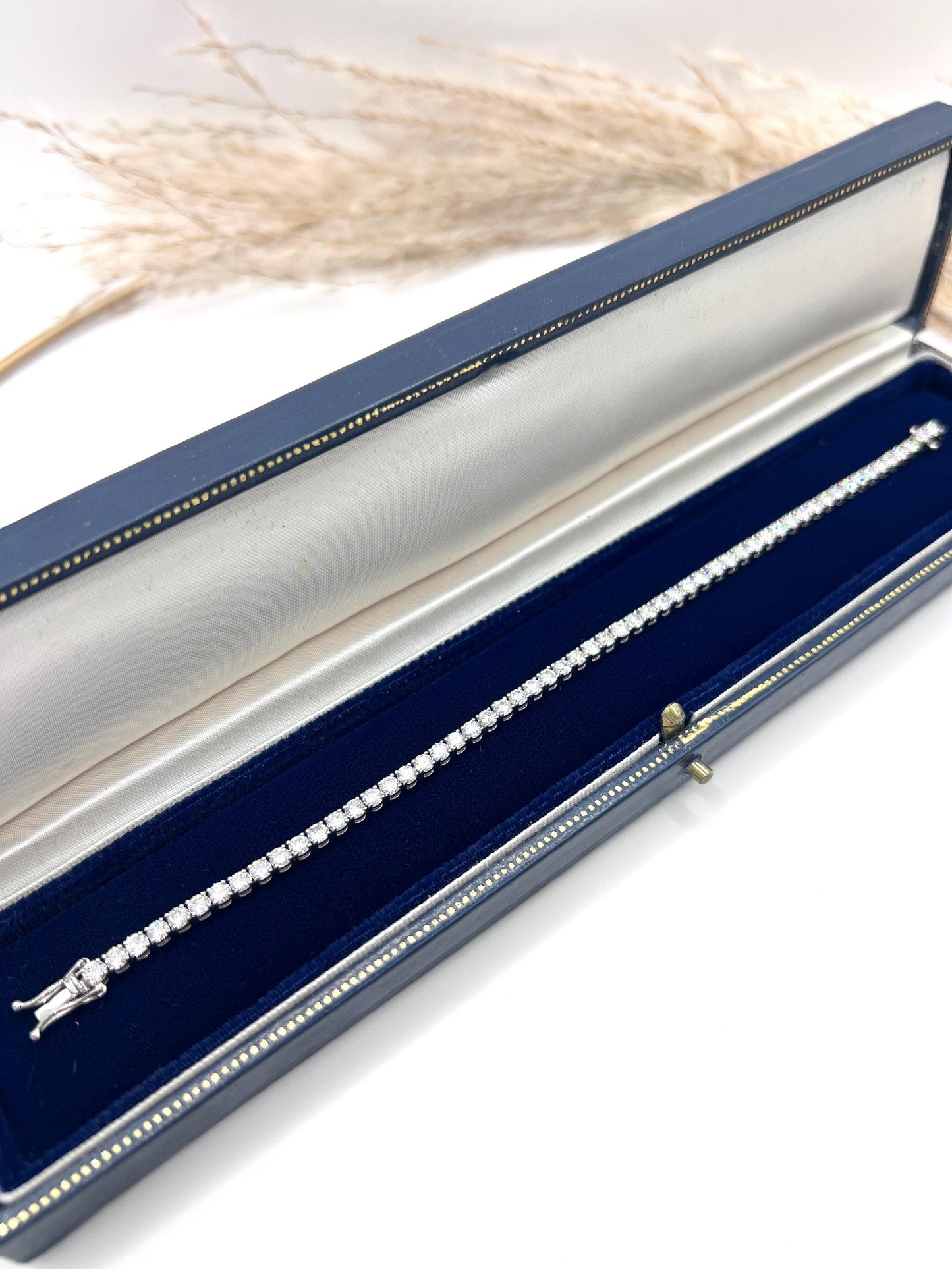 Modern 18 ct White Gold, 5.3 Carat Natural Diamond Tennis Bracelet