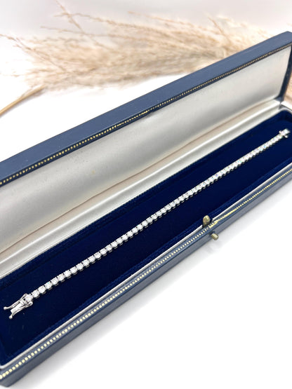 Modern 18 ct White Gold, 5.3 Carat Natural Diamond Tennis Bracelet