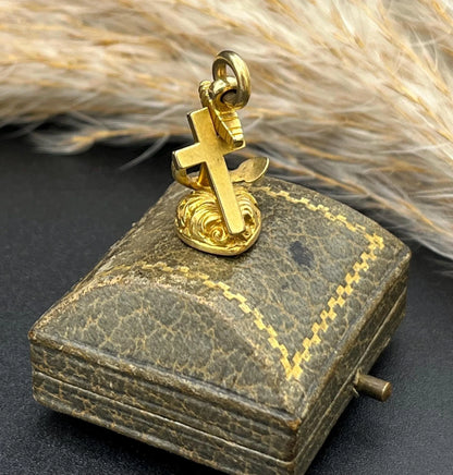 A yellow gold faith, hope and charity fob