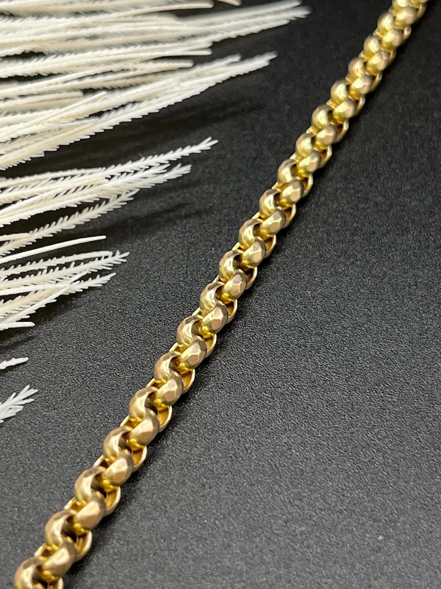 A yellow gold round link bracelet