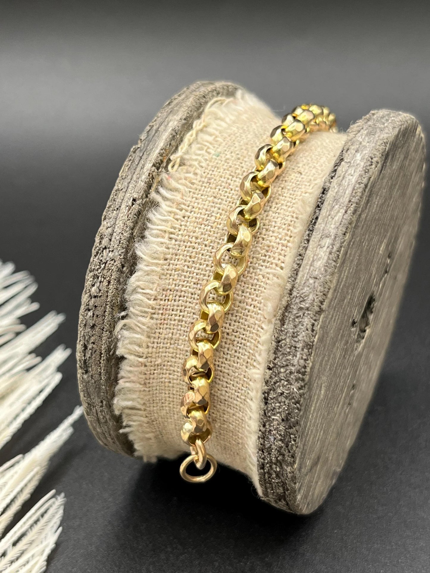 A yellow gold round link bracelet