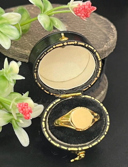 Antique 18 Carat Yellow Gold Round Signet Ring, Hallmarked Birmingham 1921