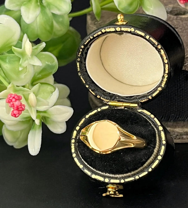 Antique 18 Carat Yellow Gold Round Signet Ring, Hallmarked Birmingham 1921