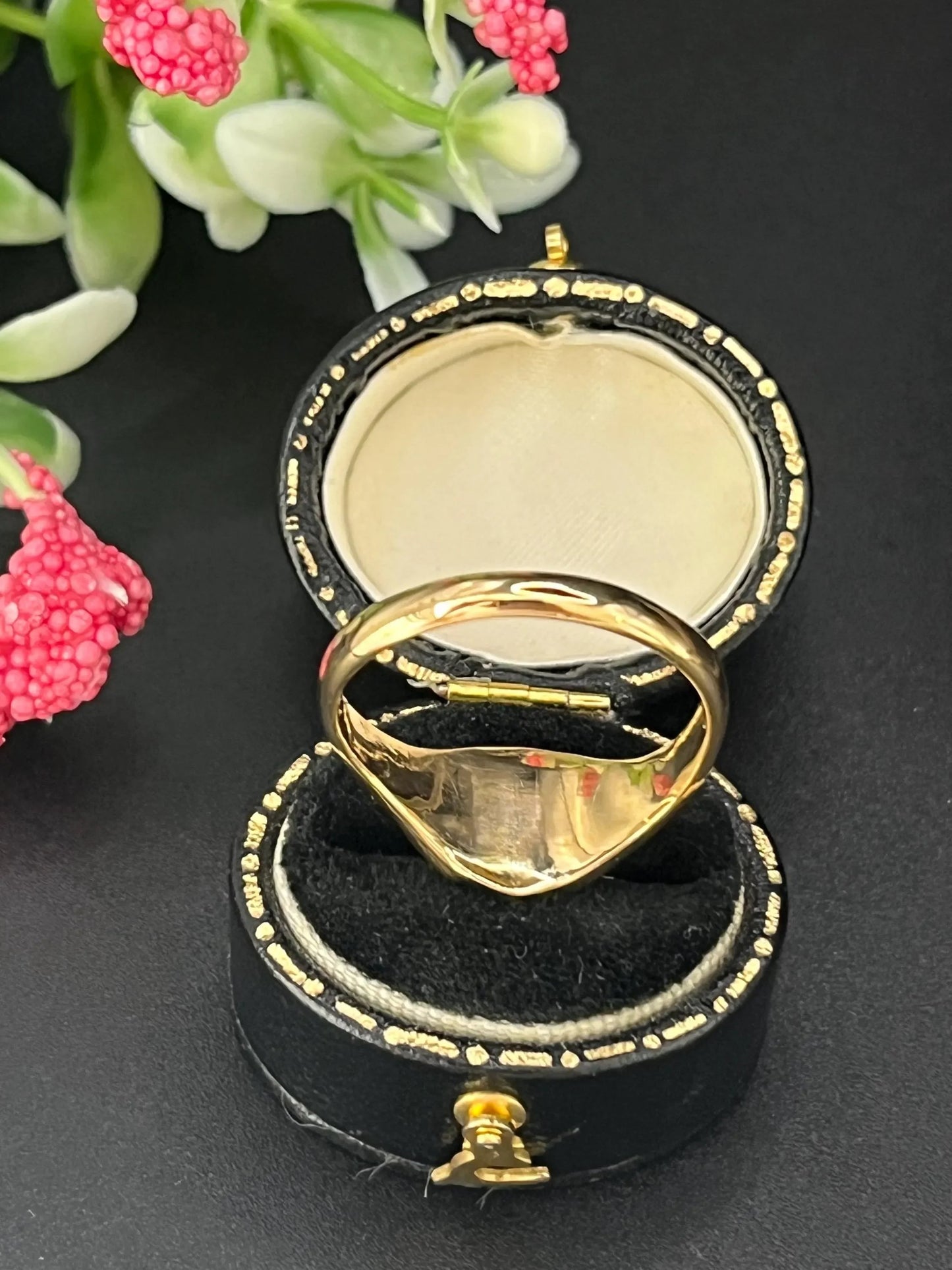 Antique 18 Carat Yellow Gold Round Signet Ring, Hallmarked Birmingham 1921