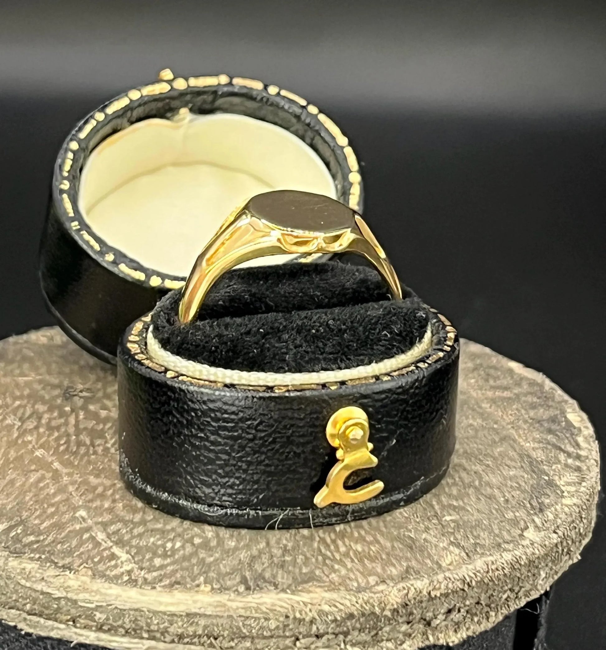 Antique 18 Carat Yellow Gold Round Signet Ring, Hallmarked Birmingham 1921