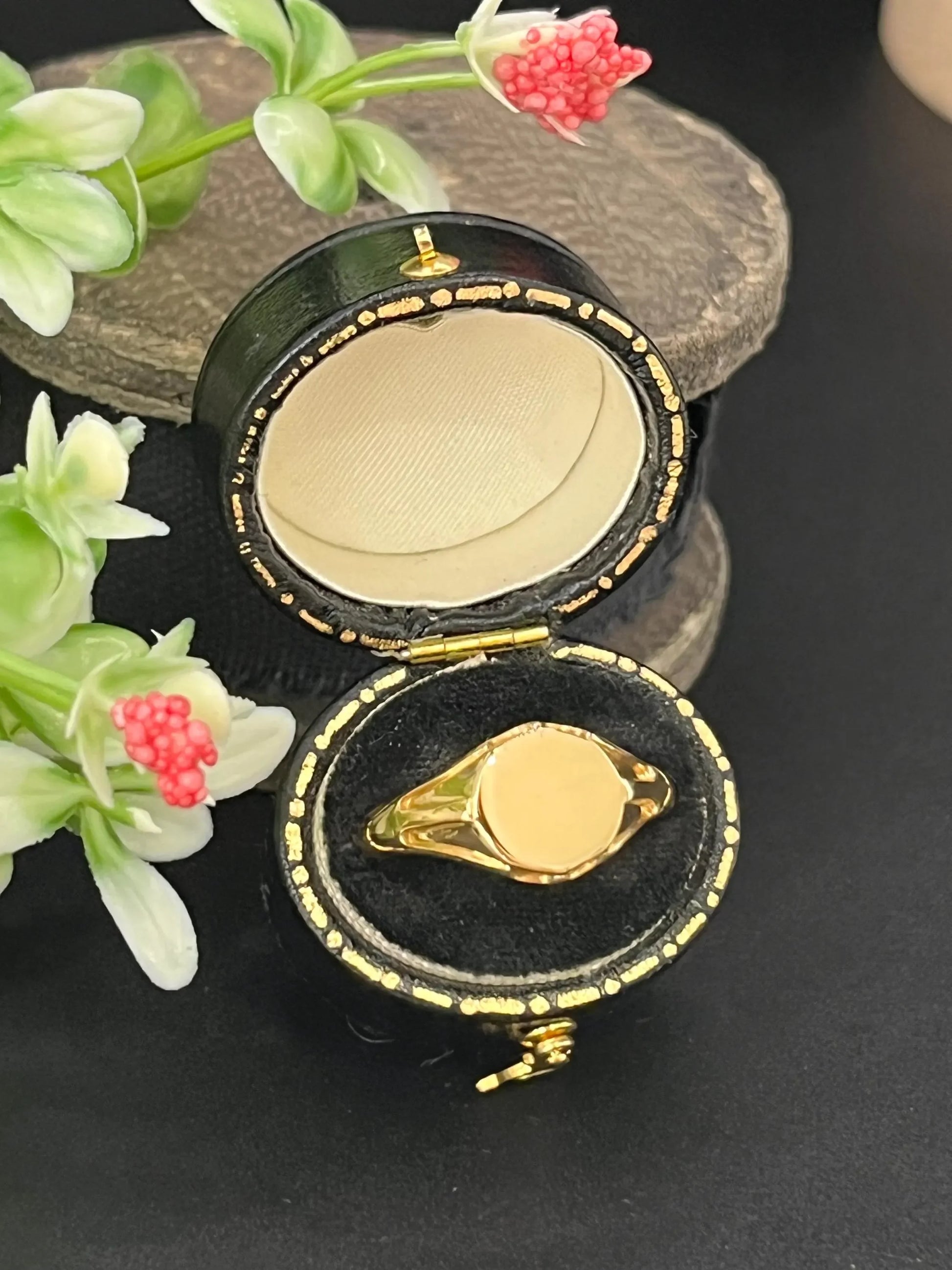 Antique 18 Carat Yellow Gold Round Signet Ring, Hallmarked Birmingham 1921