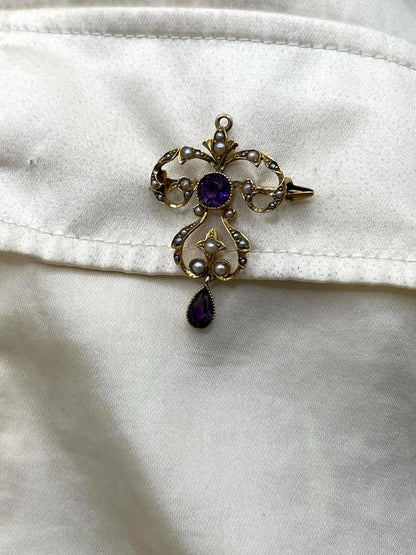 A yellow gold amethyst and seed pearl pendant/brooch, modelled on a white shirt