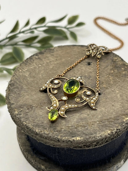 A yellow gold peridot and seed pearl pendant necklace