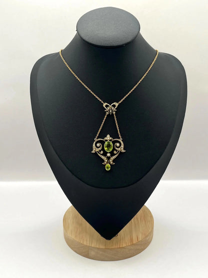 A yellow gold peridot and seed pearl pendant necklace