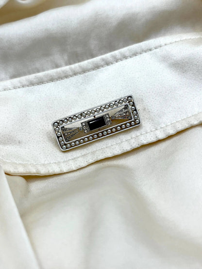 A rectangular brooch with sapphire, pearls and diamonds in gold and platinum, modelled on a white shirt pocket