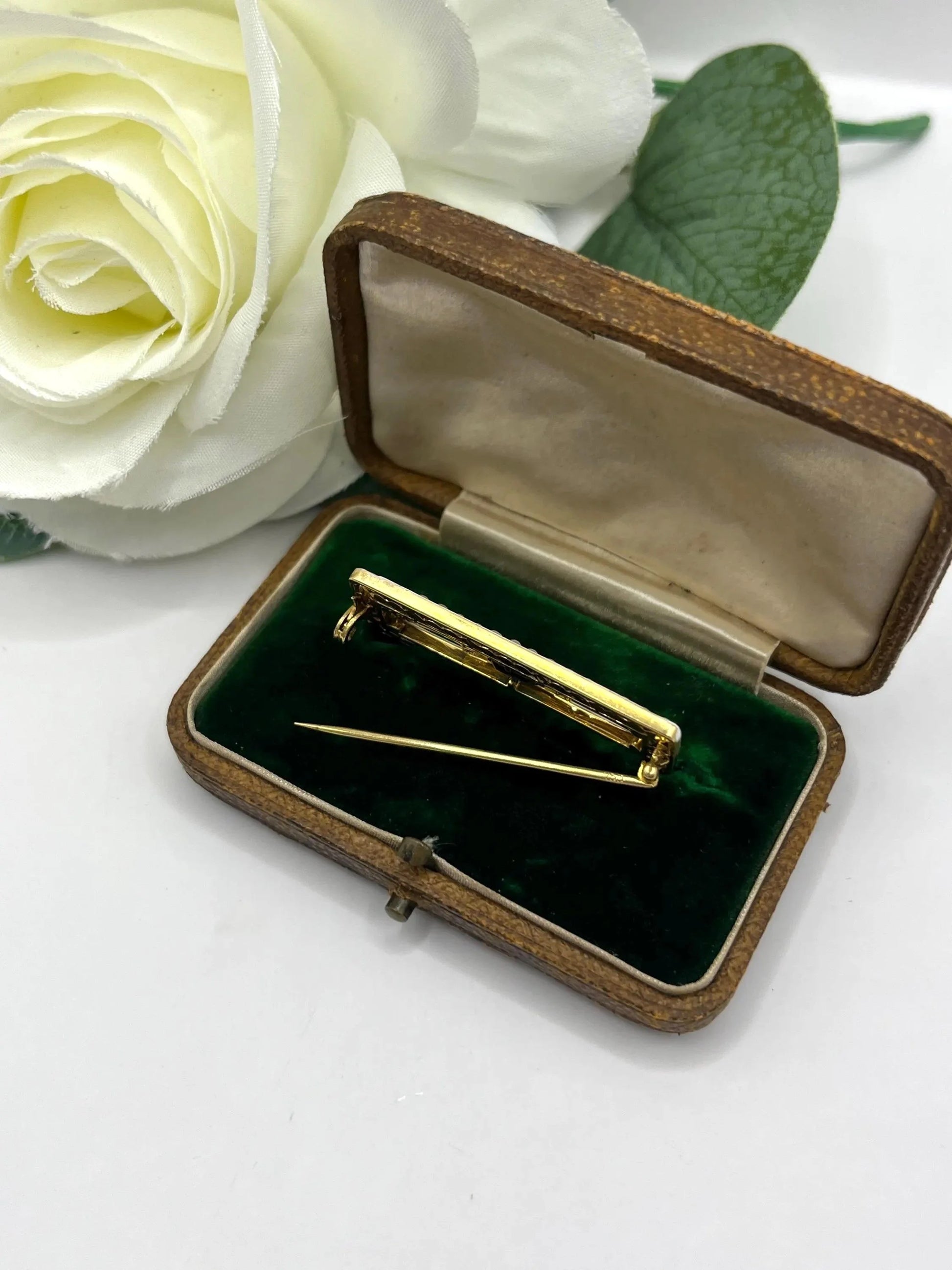 A rectangular brooch with sapphire, pearls and diamonds in gold and platinum, in an antique box