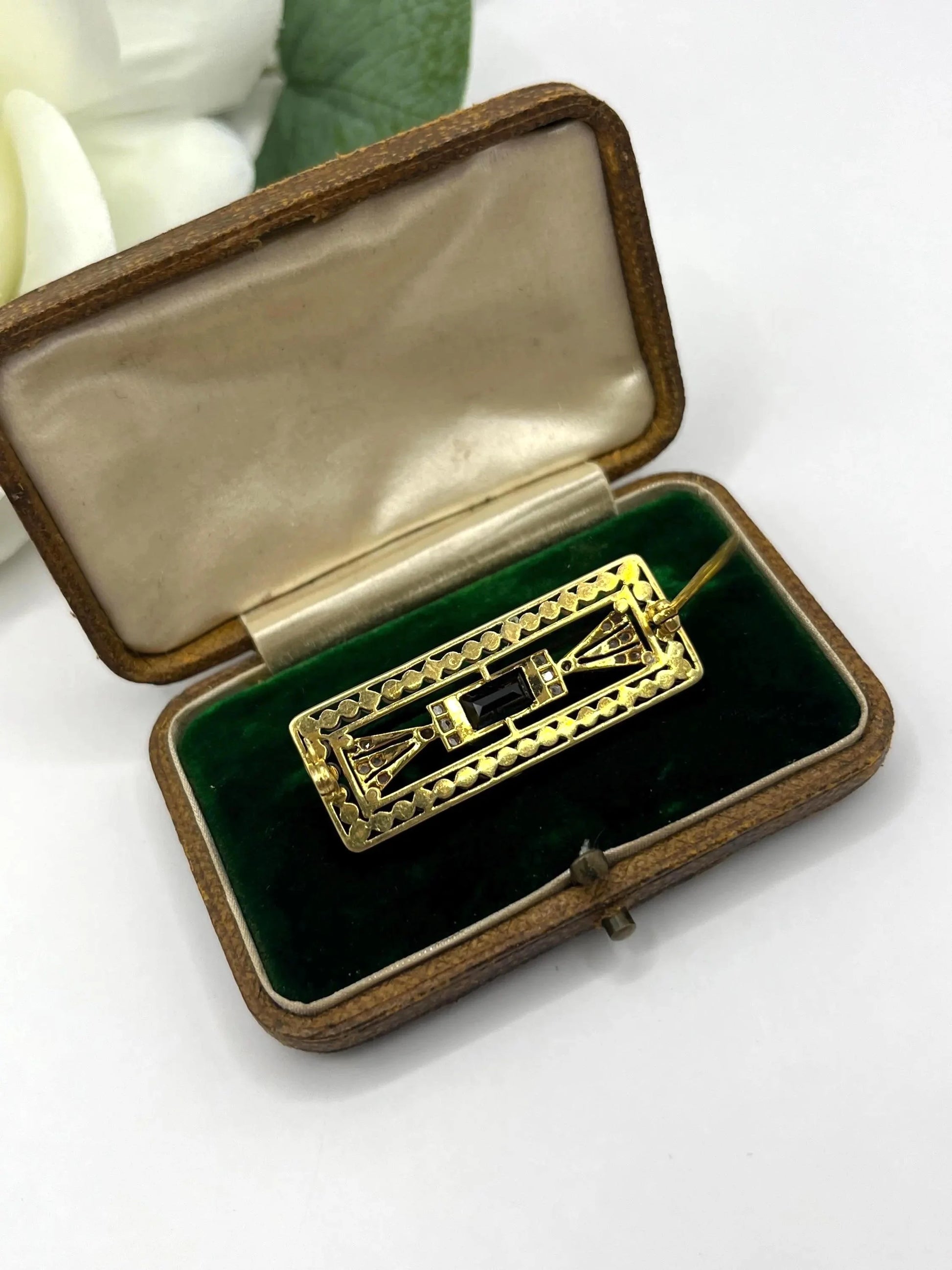 A rectangular brooch with sapphire, pearls and diamonds in gold and platinum, in an antique box