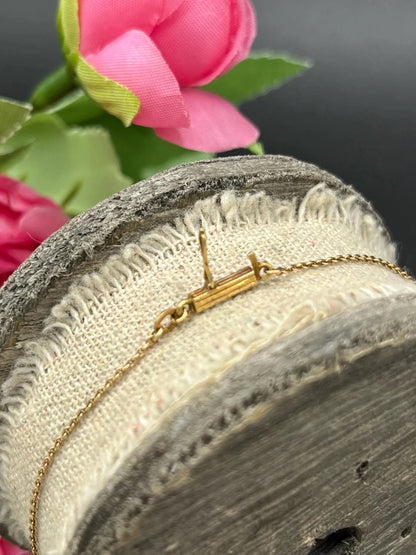 A yellow gold chain clasp