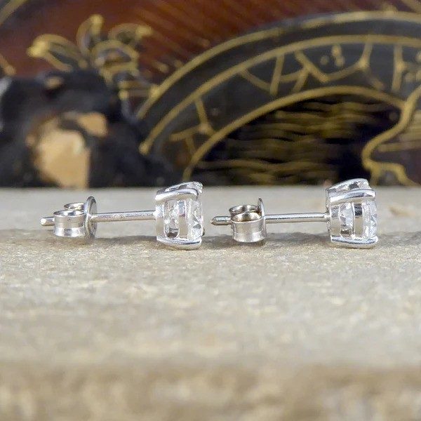 Diamond stud earrings in white gold.