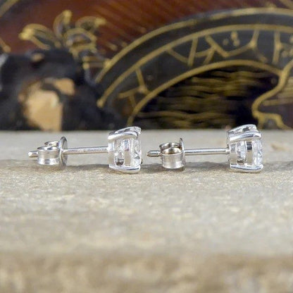 Diamond stud earrings in white gold.