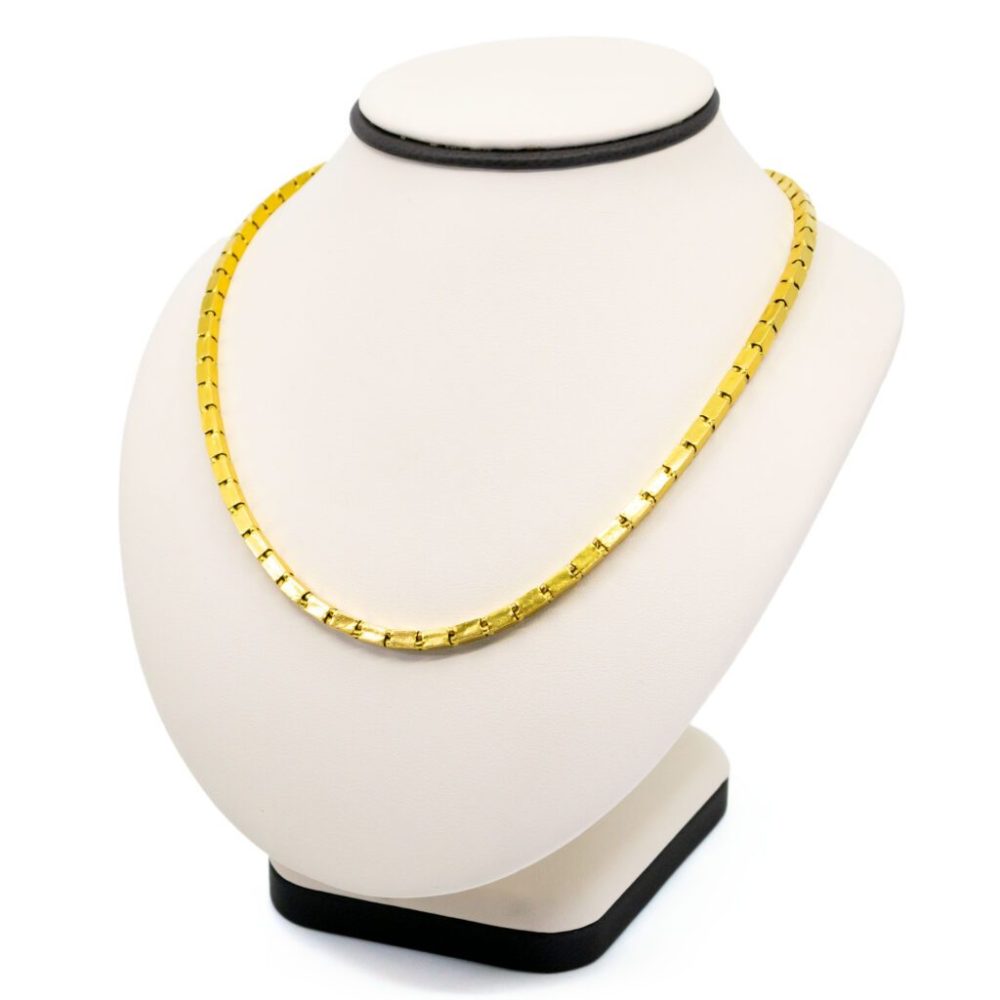 Aviator necklace in 22 carat yellow gold.
