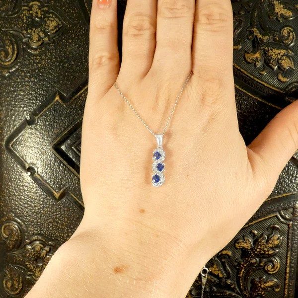 Sapphire and diamond pendant necklace in platinum.