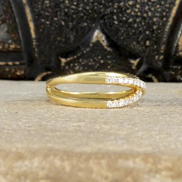 Diamond crossover ring in yellow gold.