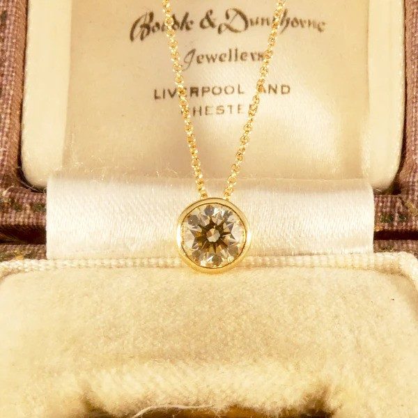Champagne diamond necklace in yellow gold.