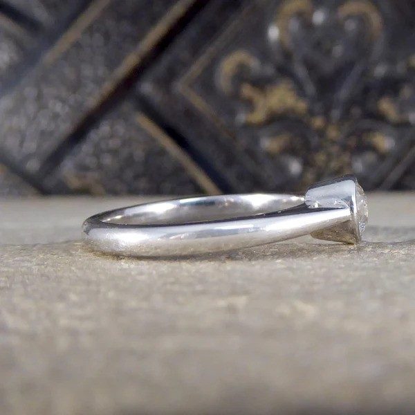 Diamond solitaire ring in white gold.