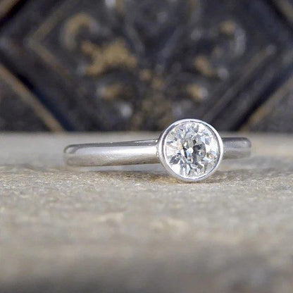 Diamond solitaire ring in white gold.
