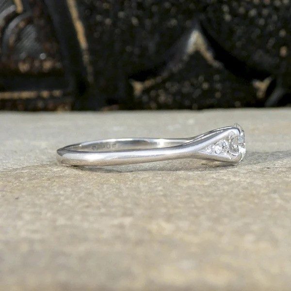 Diamond engagement ring in white gold.