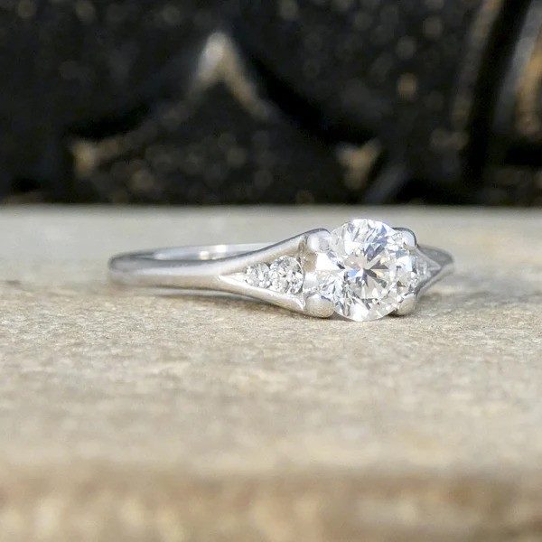Diamond engagement ring in white gold.