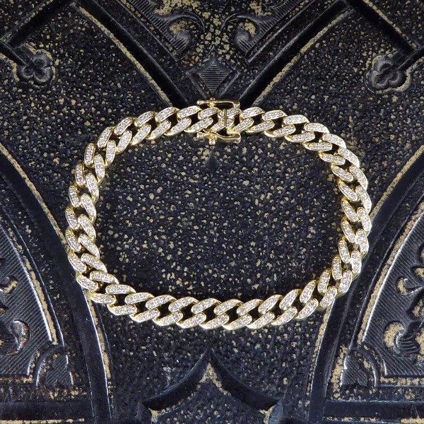Diamond curb bracelet in yellow gold.