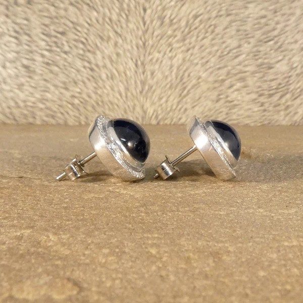 Sapphire and diamond stud earrings in white gold.