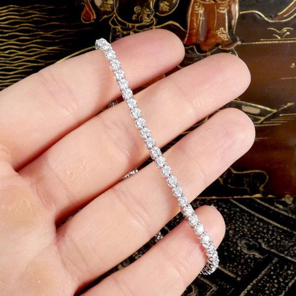 Contemporary Diamond Tennis Bracelet In Platinum