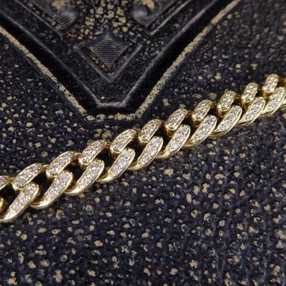 Diamond curb bracelet in yellow gold.