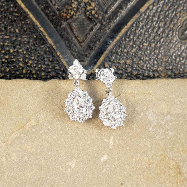 Diamond drop earrings in white gold. 