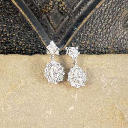 Diamond drop earrings in white gold. 